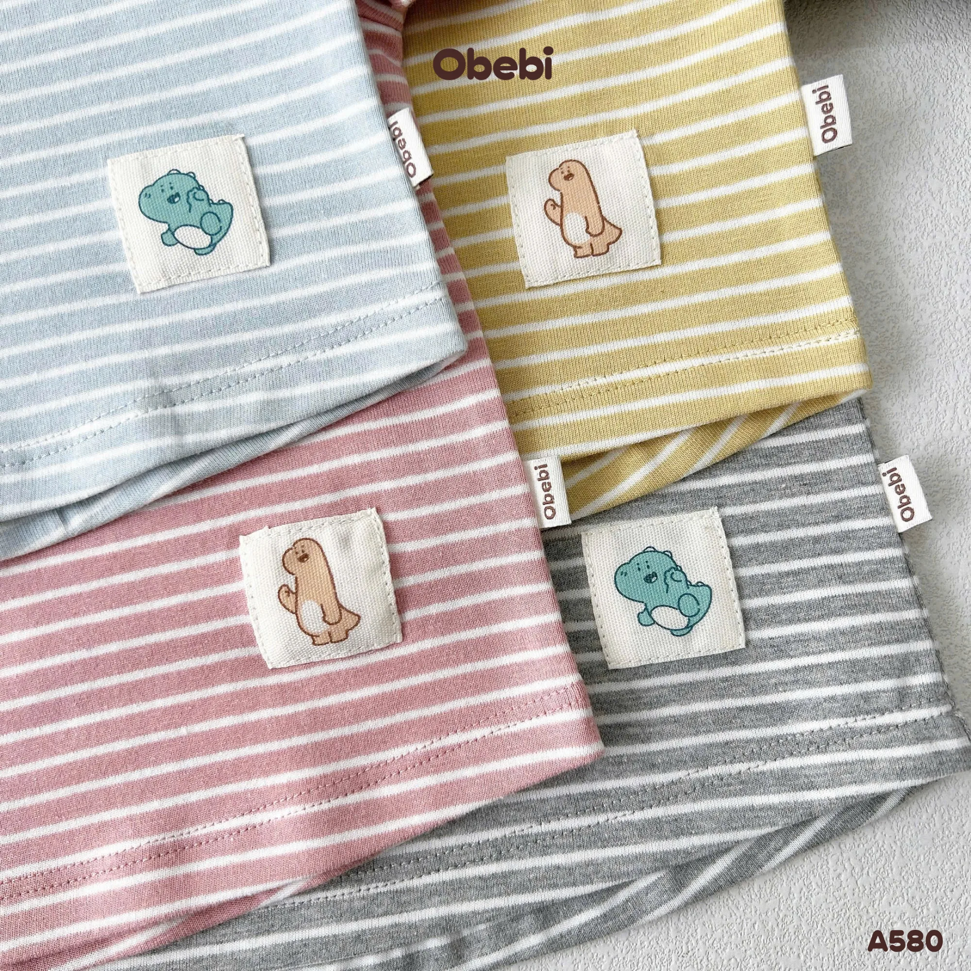 A580 – Áo Thun Dài Tay Vải Kẻ Trẻ Em Gắn Tag In Khủng Long Màu Thu Đông Obebi