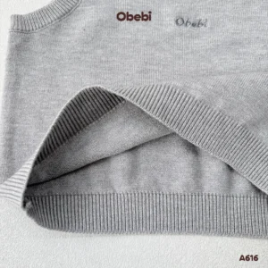 A616 – Áo Len Gile Chui Đầu Trẻ Em Thu Đông Thêu Chữ Obebi